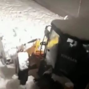 Küçükçekmece'de karda kapanan yollarını kendi iş makinesiyle temizledi