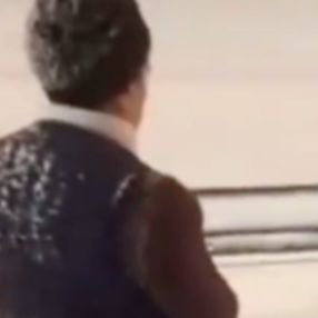 Karda mahsur kalan vatandaş, yol kenarında namaz kıldı