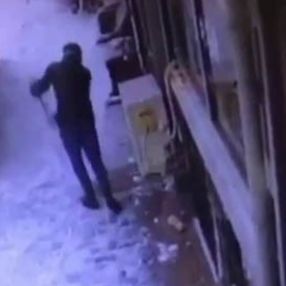 Esenyurt'ta karla kaplı yollar zor anlar yaşattı