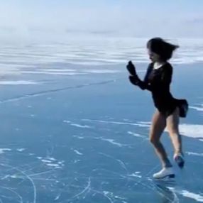 Milli sporcu İklim Şentunalı, Çıldır Gölü üstünde buz pateni yaptı