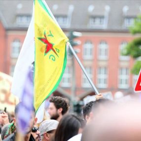 İngiltere'de PKK paçavralarını taşımanın suç olduğuna hükmedildi
