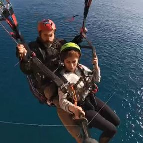 Antalya'da yamaç paraşütüne misinanın takıldığı anlar