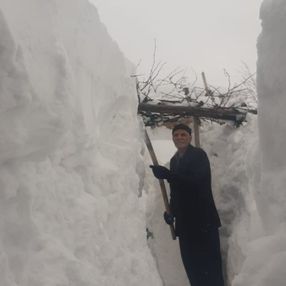 Elazığ'da kar 2 metre: Komşuya gitmek için tünel kazdılar