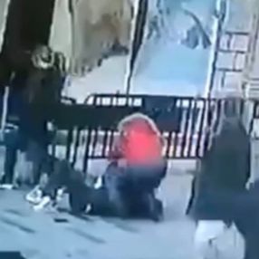 Taksim'de polis yankesiciyi üstüne atlayarak yakaladı