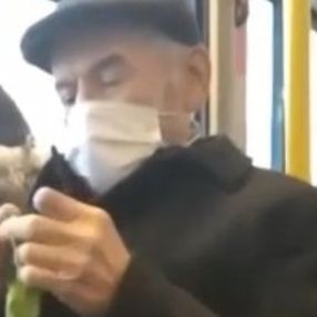 Bursa'da otobüse binen yaşlı amca örgü ördü