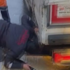 Fatih’te, sarhoşken kamyonun altına girip yattı