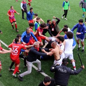 Zonguldak'ta amatör futbol lig maçında kavga: Çok sayıda oyuncu yaralandı