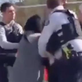 Fransa'da polis tarafından tartaklanan başörtülü kadınlar, şikayette bulunacak