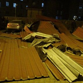 Bingöl'de şiddetli rüzgar çatıları uçurdu