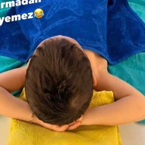 Alişan'ın oğlu masaj yaptırıyor