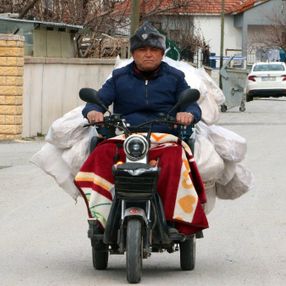 Yozgat'ta engelli aracıyla her gün 800 ekmek dağıtıyor
