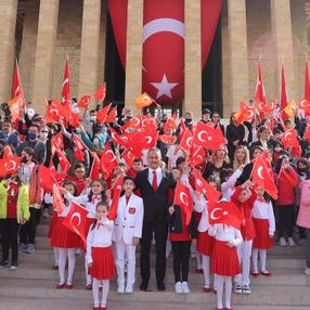Çocuklar, 23 Nisan'da Anıtkabir'i ziyaret etti