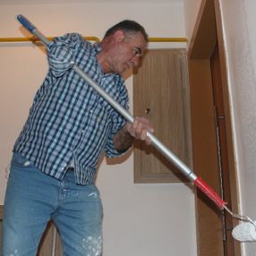 Kastamonu'da engelli baba, kızının yaşaması için tek kolu ile boyacılık yapıyor
