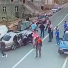 Rize'de yola atlayan motosiklet ortalığı birbirine kattı