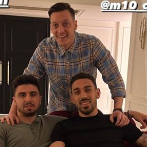İrfan Can Kahveci, Mesut Özil ve Ozan Tufan'ı ziyaret etti