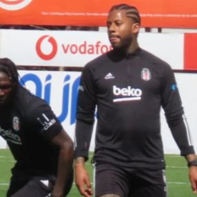 Jeremain Lens'in göbeği tepki topladı