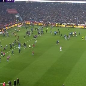 Trabzon'da taraftar maç bitmeden sahaya indi