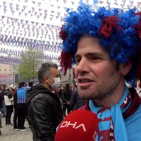 Trabzonspor taraftarı eşini doğumda bırakıp maça geldi
