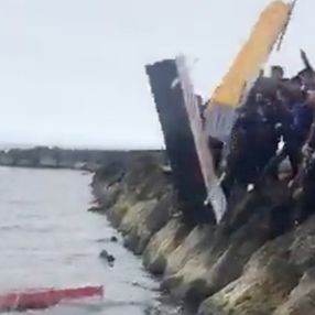 Trabzonsporlu taraftarlar sarı-kırmızılı ve sarı lacivertli tabutları denize attı