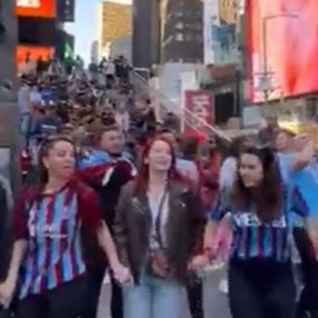 Times Meydanı'nda Trabzonspor taraftarı şampiyonluğu kutladı