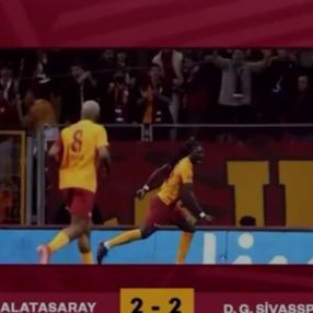 Ahmet Oğuz'un attığı gol sonrası GS TV stüdyosu yıkıldı