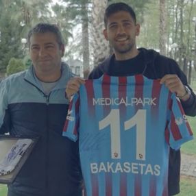 Trabzonsporlu Bakasetas, çorabını alan taraftarla buluştu