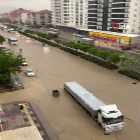 Ankara’da sağanak yağış yolları göle çevirdi