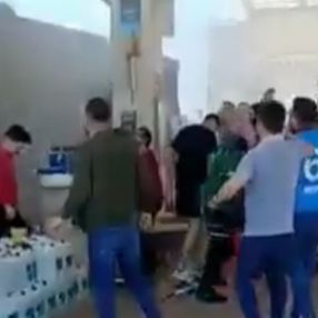 Fenerbahçeli ve Trabzonsporlu taraftarlar birbirlerine saldırdı