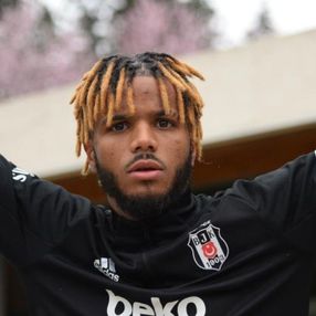 Rosier'in gördüğü kırmızı kart taraftarın tepkisini topladı