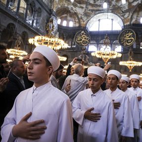 Ayasofya'da Kur'an okuyan öğrenciler Yunan basınında