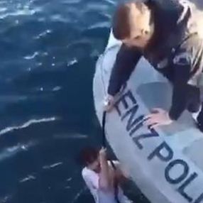 Haliç'te 16 yaşındaki genç denize düştü