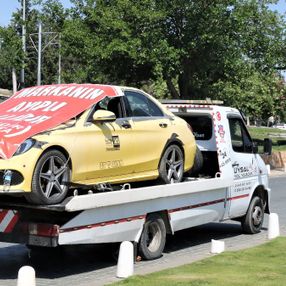 Antalya'da aracı çekiciye yükletip şehir turu attı