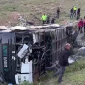 Niğde'de öğrencileri taşıyan otobüs devrildi