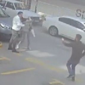 İzmir'de bir taksici, sokak ortasında kadına şiddete müdahale etti