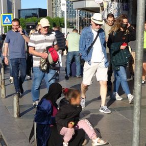 Taksim Meydanı'ndaki dilenciler turistleri hedef alıyor
