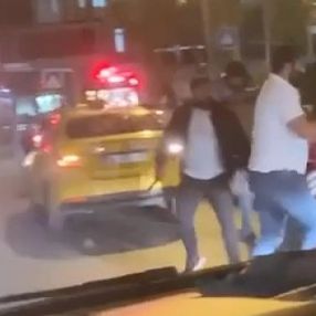 Beyoğlu'nda taksici ve yolcular arasında ücret kavgası