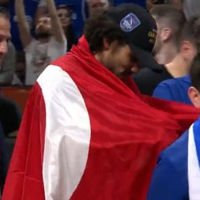 Shane Larkin, Türk bayrağıyla şampiyonluğu kutladı