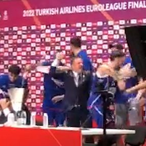 Anadolu Efes oyuncuları basın toplantısını bastı