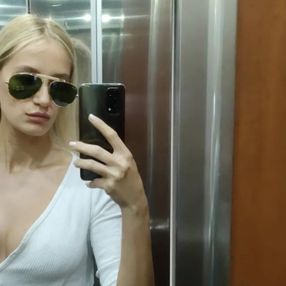 Didem Soydan'dan asansör pozu