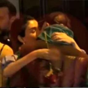 Hazar Ergüçlü, sokakta aşka geldi