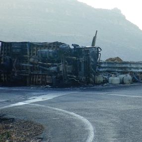 Karaman'da tüp yüklü kamyon devrildi: 2 yaralı