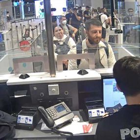 Sahte pasaportla Türkiye'ye girmek isterken yakalandı