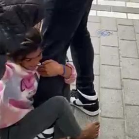 Fatih'te turistin bacağına sarılıp bırakmayan dilenci çocuk
