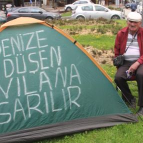 Erzurum'da mağdur olduğunu söyleyen adam bankanın önüne çadır kurdu