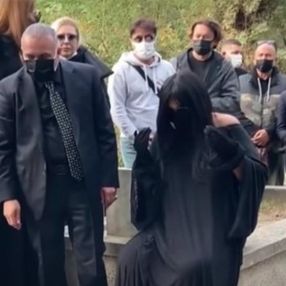 Bülent Ersoy'un mezarlıktaki anları: Ben buraya sığamam ki