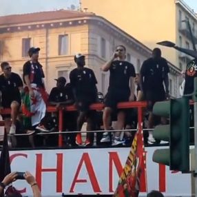 Ibrahimovic, kutlamalarda Hakan Çalhanoğlu'na sataştı