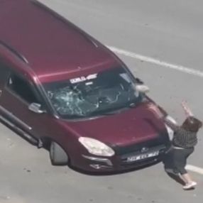 Beylikdüzü'nde kaza yaptı, ortalığı birbirine kattı