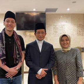 Mesut Özil, Cakarta'da cuma namazı kıldı