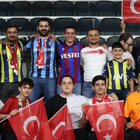 Türkiye - Faroe Adaları maçında tribünlerden dostluk görüntüleri