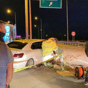 Niğde'de otomobil bariyerlere çarptı: 2 ölü, 2 yaralı